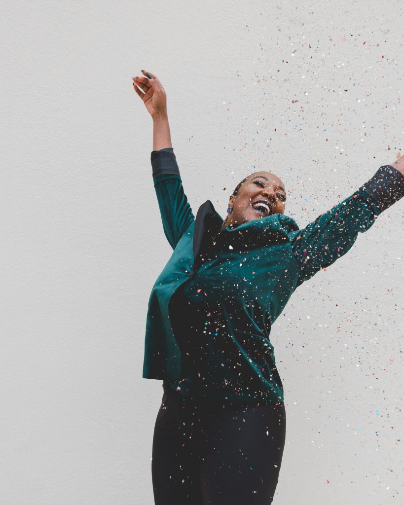 jeune femme heureuse avec confettis