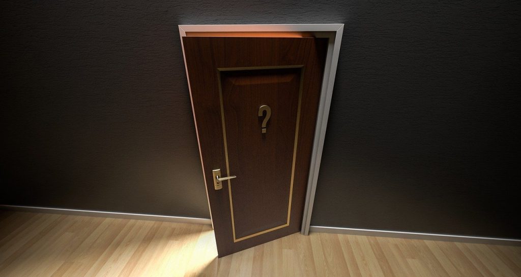 Porte ouverte avec point d'interrogation