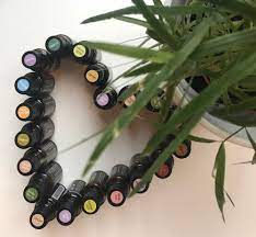 Bouteilles d'huiles essentielles qui forment un cœur