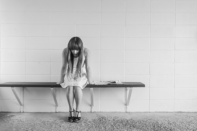 fille assise triste déprimée