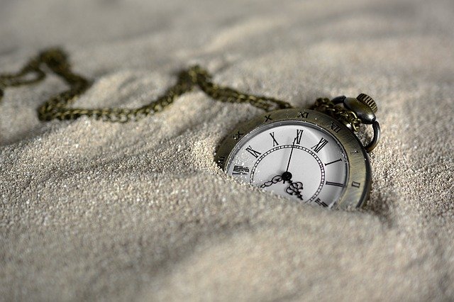 montre antique de poche enfouie dans le sable