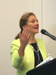 Béatrice Javaudin au micro