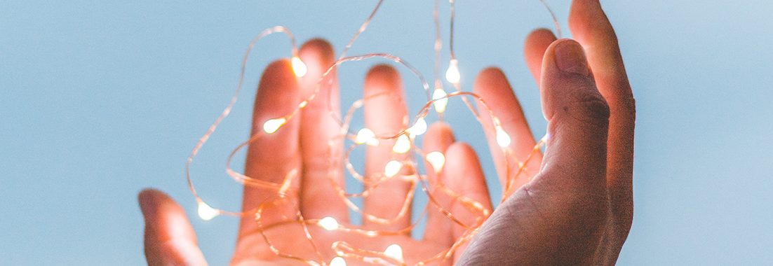 Personne qui tient une guirlande de lumières dans ses mains