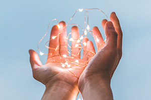 Personne qui tient une guirlande de lumières dans ses mains