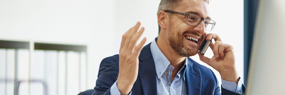 Homme d'affaires en complet et chemise bleu au téléphone