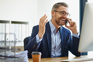 Homme d'affaires en complet et chemise bleu au téléphone