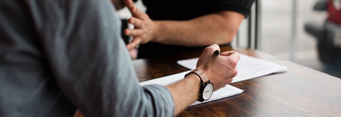 Mains d'un homme qui remplit un questionnaire et de son sujet