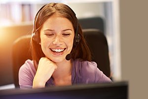 Jeune femme souriante service de ventes avec casque d'écoute