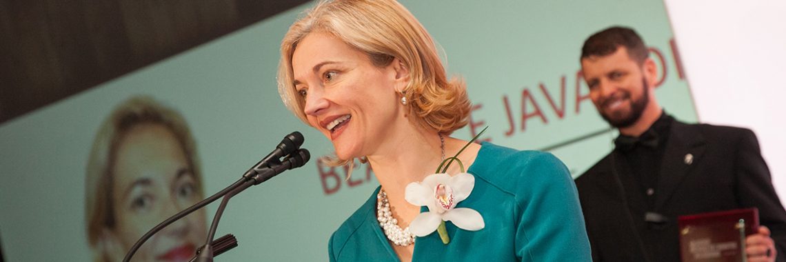 Béatrice Javaudin donne un discours
