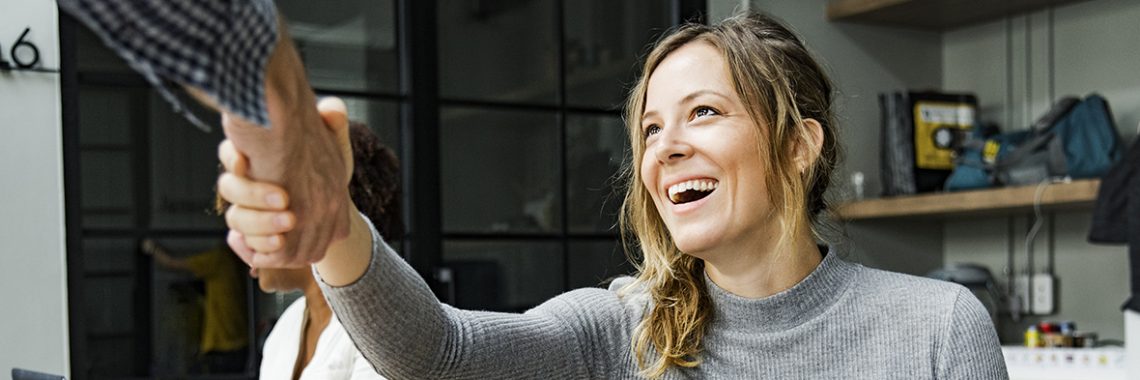 Jeune femme souriante donnant la main à un homme
