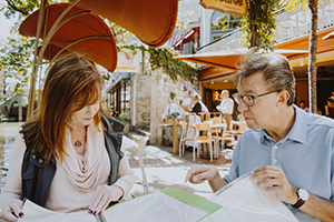 Un homme et une femme en réunion à l'extérieur