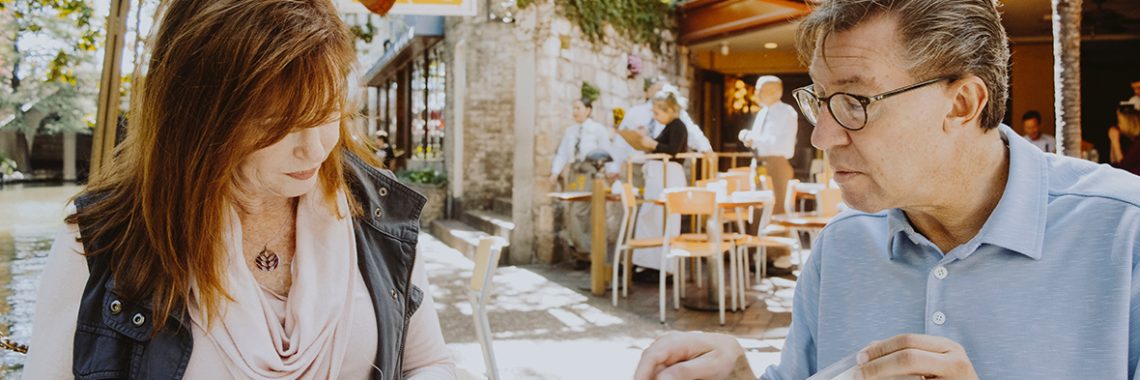 Un homme et une femme en réunion à l'extérieur