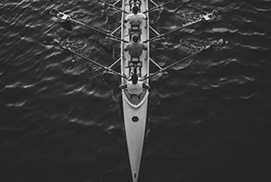 Bateau d'aviron quatre de couple avec barreur sur l'eau