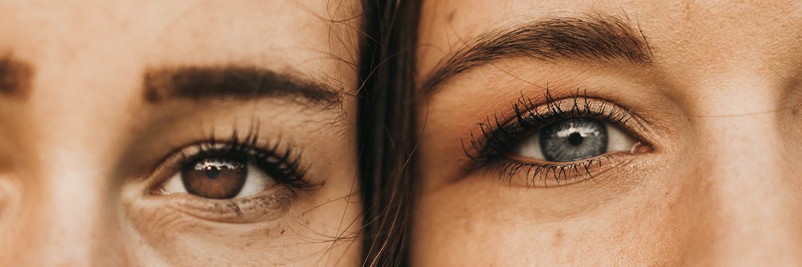 Les yeux de deux femmes côte à côte