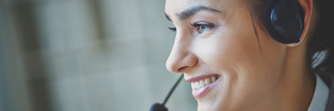 Femme souriante avec un client en centre d'appels