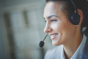 Femme souriante avec un client en centre d'appels