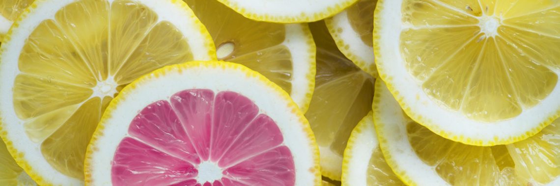 Tranches de citron jaunes avec une rose