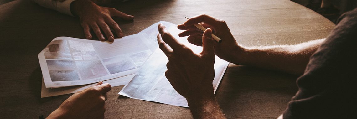 Gros plan de mains sur une table de réunion