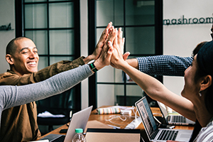 Équipe célébrant leur succès avec un high-five