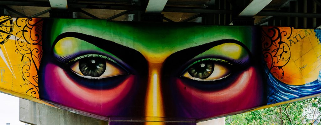 Murale aux couleurs vives affichant le visage d'une personne