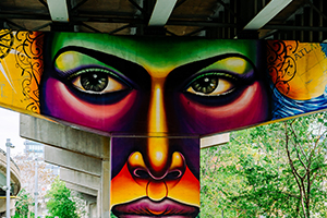 Murale aux couleurs vives affichant le visage d'une personne