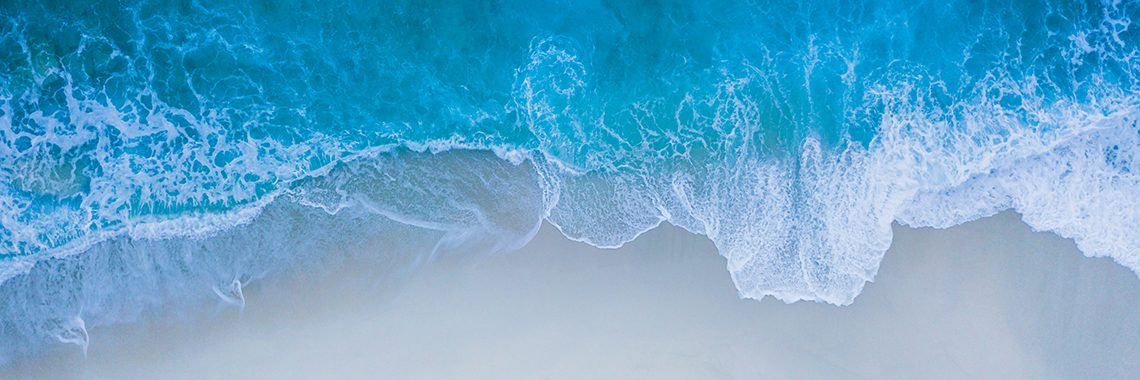 La mer et la plage vue du ciel