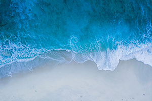 La mer et la plage vue du ciel