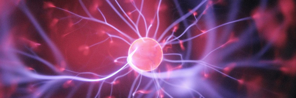 Simulation aux couleurs de rose et mauve de neurones stimulées 